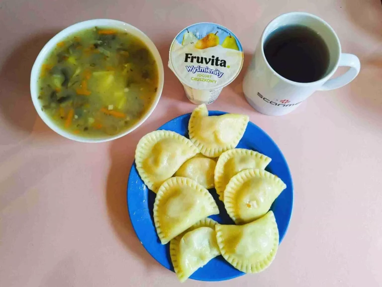 Obiad: dieta podstawowa
zupa pieczarkowa 450ml, pierogi z mięsem 320g, woda z sokiem owocowym, jogurt
A: 1,7
Obiad: dieta podstawowa
zupa pieczarkowa 450ml, pierogi z mięsem 320g, woda z sokiem owocowym, jogurt
A: 1,7