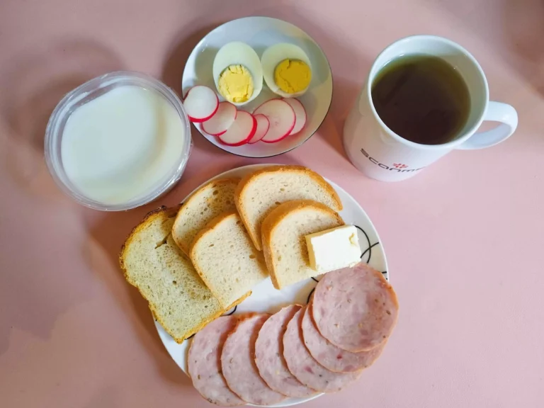 Śniadanie: dieta podstawowa

chleb pszenny 60g, chleb mieszany z płatkami owsianymi 20g, owsianka na mleku 150ml, margaryna miękka 10g, jajko na twardo, wędlina 60g, rzodkiewka, herbata czarna
A: 1,3,7

