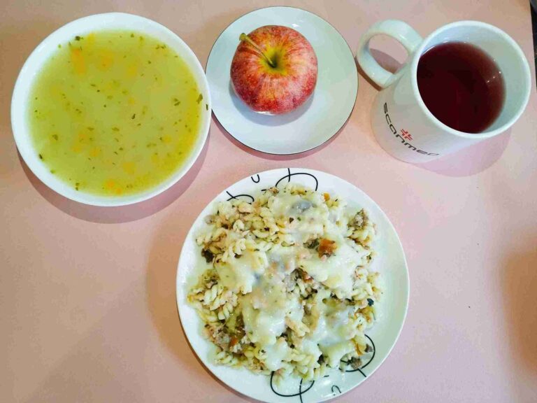 Obiad: dieta podstawowa

zupa krupnik 450ml, zapiekanka makaronowa z pieczarkami i szynką w sosie beszamelowym 450g, woda z sokiem owocowym, jabłko
A: 1,3,7
