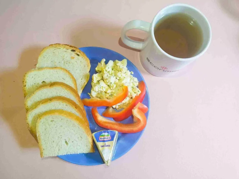 Śniadanie: dieta podstawowa
chleb pszeny 60g, chleb mieszany z płatkami owsianymi 20g, margaryna miękka 10g, pasta jajeczna 100g, ser topiony 30g, papryka 40g, herbata czarna
A: 1,3,7
Śniadanie: dieta podstawowa
chleb pszeny 60g, chleb mieszany z płatkami owsianymi 20g, margaryna miękka 10g, pasta jajeczna 100g, ser topiony 30g, papryka 40g, herbata czarna
A: 1,3,7