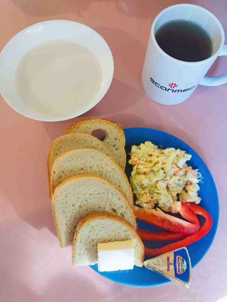 Śniadanie: dieta podstawowa

chleb pszenny 60g, chleb mieszany z płatkami owsianymi 20g, margaryna miękka 10g, owsianka na mleku 150ml, sałatka jarzynowa 100g, ser topiony 30g, papryka 40g
A : 1,3,7,9
