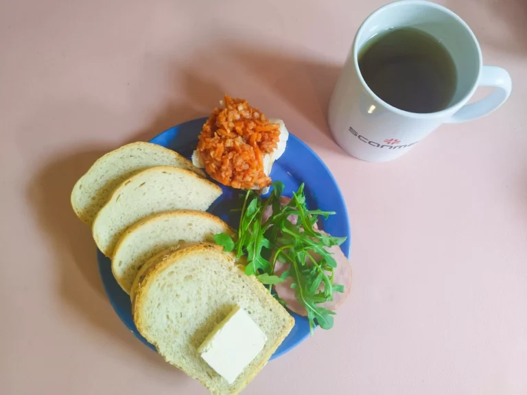 śniadanie dieta podstawowa: chleb pszenny 60g, chleb mieszany z płatkami owsianymi 20g, margaryna miękka 10g, ryba po grecku 90g, wędlina 60g, sałata, herbata
A: 1,4,7,9 śniadanie dieta podstawowa: chleb pszenny 60g, chleb mieszany z płatkami owsianymi 20g, margaryna miękka 10g, ryba po grecku 90g, wędlina 60g, sałata, herbata
A: 1,4,7,9