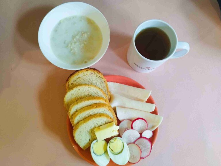 Śniadanie: dieta podstawowa

chleb pszenny 60g, chleb mieszany z płatkami owsianymi 20g, margaryna miękka 10g, owsianka na mleku 150g, jajko na twardo, wędlina 60g, rzodkiewka, herbata czarna
A: 1,3,7
