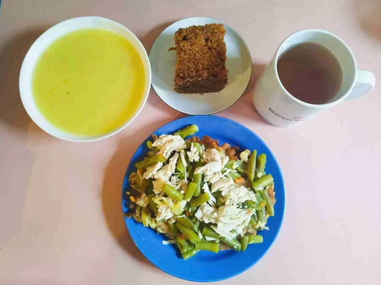 Obiad: dieta podstawowa

zupa krem z białych warzyw 450ml, placki ziemniaczane z cukinii z fasolką szparagową i kurczakiem 400g, woda z sokiem owocowym, ciasto marchewkowe
A: 1,3,9
