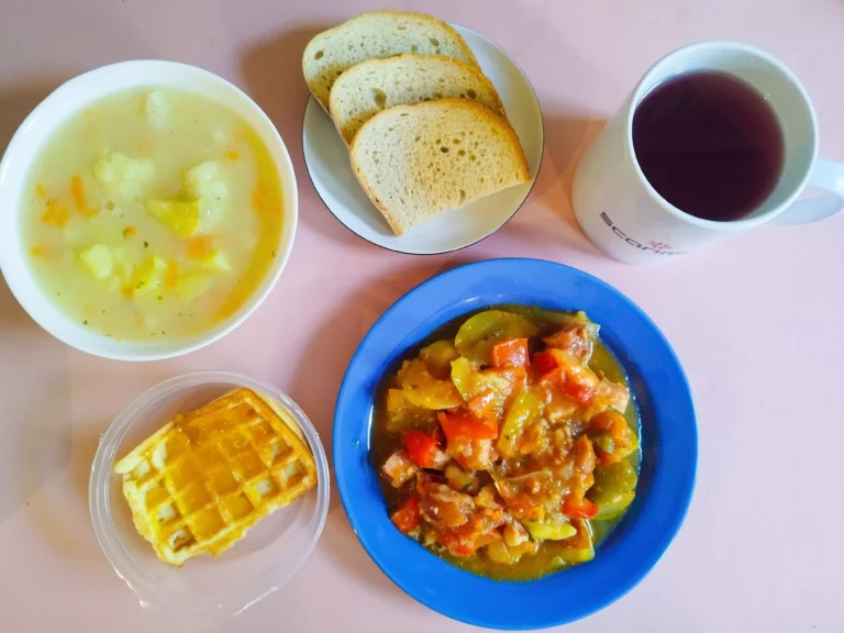 obiad dieta podstawowa: zupa kalafiorowa 450ml, leczo z pieczywem pszennym 350g, woda z sokiem owocowym, gofr z dżemem
A: 1,3,7,9 obiad dieta podstawowa: zupa kalafiorowa 450ml, leczo z pieczywem pszennym 350g, woda z sokiem owocowym, gofr z dżemem
A: 1,3,7,9