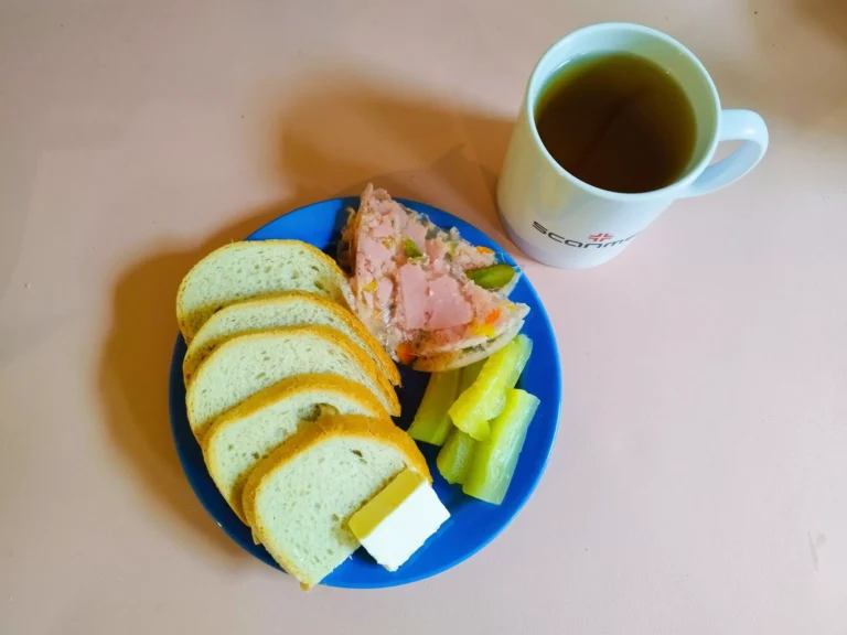 śniadanie dieta łatwostrawna: chleb pszenny 70g, margaryna miękka 10g, wędlina 60g, ogórek kiszony bez skórki 50g, herbata czarna śniadanie dieta łatwostrawna: chleb pszenny 70g, margaryna miękka 10g, wędlina 60g, ogórek kiszony bez skórki 50g, herbata czarna