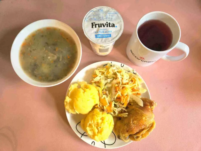 Obiad: dieta z ograniczeniem łatwoprzyswajalnych węglowodanów
zupa pieczarkowa 450ml, udko z kurczaka pieczone 120g, ziemniaki gotowane 150g, surówa z kapusty białej 110g, woda z sokiem owocowym, jogurt naturalny
A: 1,7
Obiad: dieta z ograniczeniem łatwoprzyswajalnych węglowodanów
zupa pieczarkowa 450ml, udko z kurczaka pieczone 120g, ziemniaki gotowane 150g, surówa z kapusty białej 110g, woda z sokiem owocowym, jogurt naturalny
A: 1,7