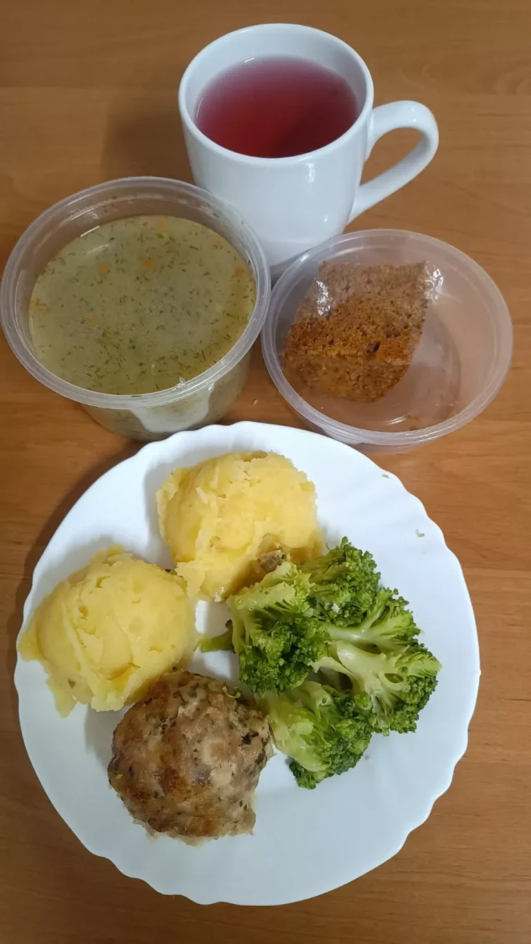 Obiad: dieta łatwostrawna
zupa koperkowa 450ml, kotlet mielony pieczony 100g, ziemniaki gotowane 150g, brokuł gotowany 100g, woda z sokiem owocowym, ciasto marchewkowe
A: 1,3
Obiad: dieta łatwostrawna
zupa koperkowa 450ml, kotlet mielony pieczony 100g, ziemniaki gotowane 150g, brokuł gotowany 100g, woda z sokiem owocowym, ciasto marchewkowe
A: 1,3