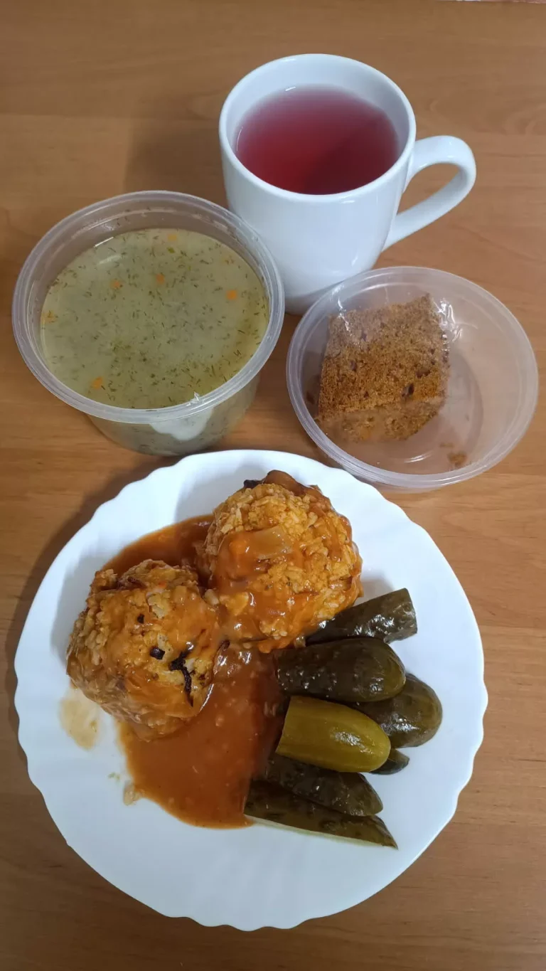 Obiad: dieta podstawowa
zupa koperkowa 450ml, gołąbki w sosie pomidorowym 300g, ogórek kiszony 70g, woda z sokiem owocowym, ciasto marchewkowe
A: 1,3
Obiad: dieta podstawowa
zupa koperkowa 450ml, gołąbki w sosie pomidorowym 300g, ogórek kiszony 70g, woda z sokiem owocowym, ciasto marchewkowe
A: 1,3