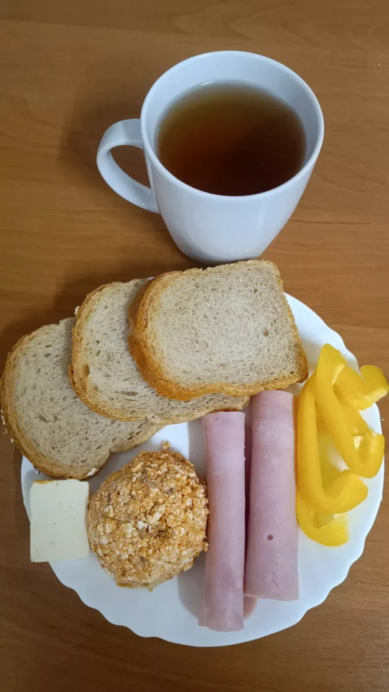 Śniadanie: dieta z ograniczeniem łatwoprzyswajalnych węglowodanów
chleb mieszany z płatkami owsianymi 70g, margaryna miękka 10g, pasta z makreli w pomidorach 90g, wędlina 60g, papryka 40g, herbata czarna
A: 1,4,7
Śniadanie: dieta z ograniczeniem łatwoprzyswajalnych węglowodanów
chleb mieszany z płatkami owsianymi 70g, margaryna miękka 10g, pasta z makreli w pomidorach 90g, wędlina 60g, papryka 40g, herbata czarna
A: 1,4,7