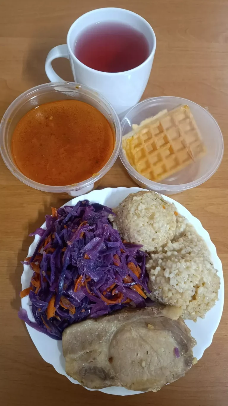 Obiad: dieta podstawowa
zupa pomidorowa z ryżem 450ml, mięso wieprzowe pieczone w kawałku, kasza jęczmienna 100g, surówka z kapusty czerwonej, woda z sokiem, gofr z dżemem
A: 1,3,7
Obiad: dieta podstawowa
zupa pomidorowa z ryżem 450ml, mięso wieprzowe pieczone w kawałku, kasza jęczmienna 100g, surówka z kapusty czerwonej, woda z sokiem, gofr z dżemem
A: 1,3,7