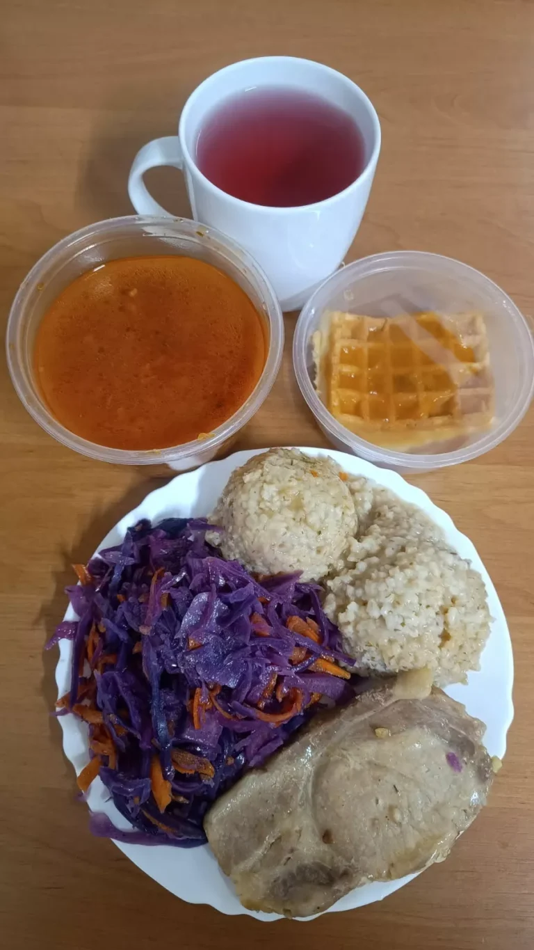 Obiad: dieta z ograniczeniem łatwoprzyswajalnych węglowodanów
zupa pomidorowa z ryżem 450ml, mięso wieprzowe pieczone w kawałku, kasza jęczmienna 100g, surówka z kapusty czerwonej, woda z sokiem, gofr
A: 1,3,7
Obiad: dieta z ograniczeniem łatwoprzyswajalnych węglowodanów
zupa pomidorowa z ryżem 450ml, mięso wieprzowe pieczone w kawałku, kasza jęczmienna 100g, surówka z kapusty czerwonej, woda z sokiem, gofr
A: 1,3,7