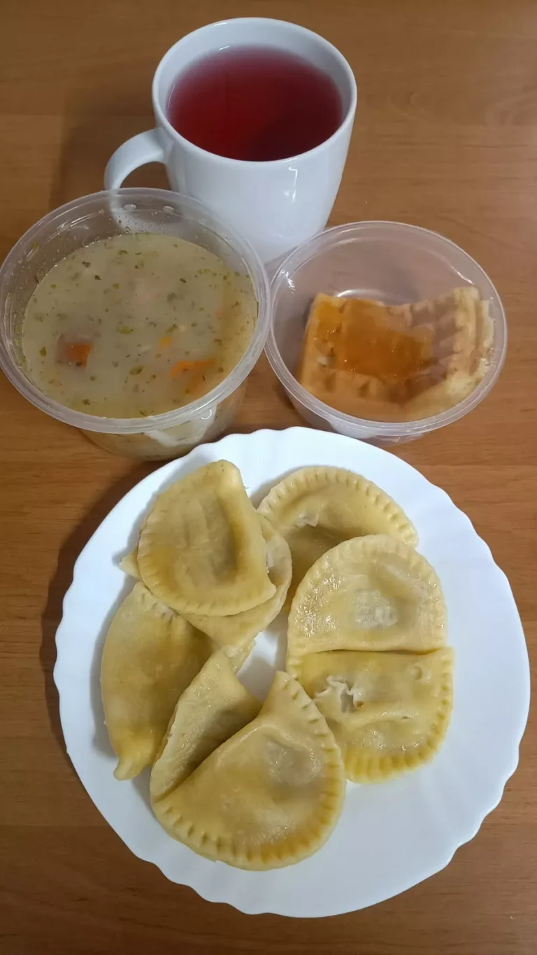 Obiad: dieta podstawowa
zupa zalewajka 450ml, pierogi z mięsem 320g, woda z sokiem owocowym, gofr z dżemem
A 1, 3,7
Obiad: dieta podstawowa
zupa zalewajka 450ml, pierogi z mięsem 320g, woda z sokiem owocowym, gofr z dżemem
A 1, 3,7