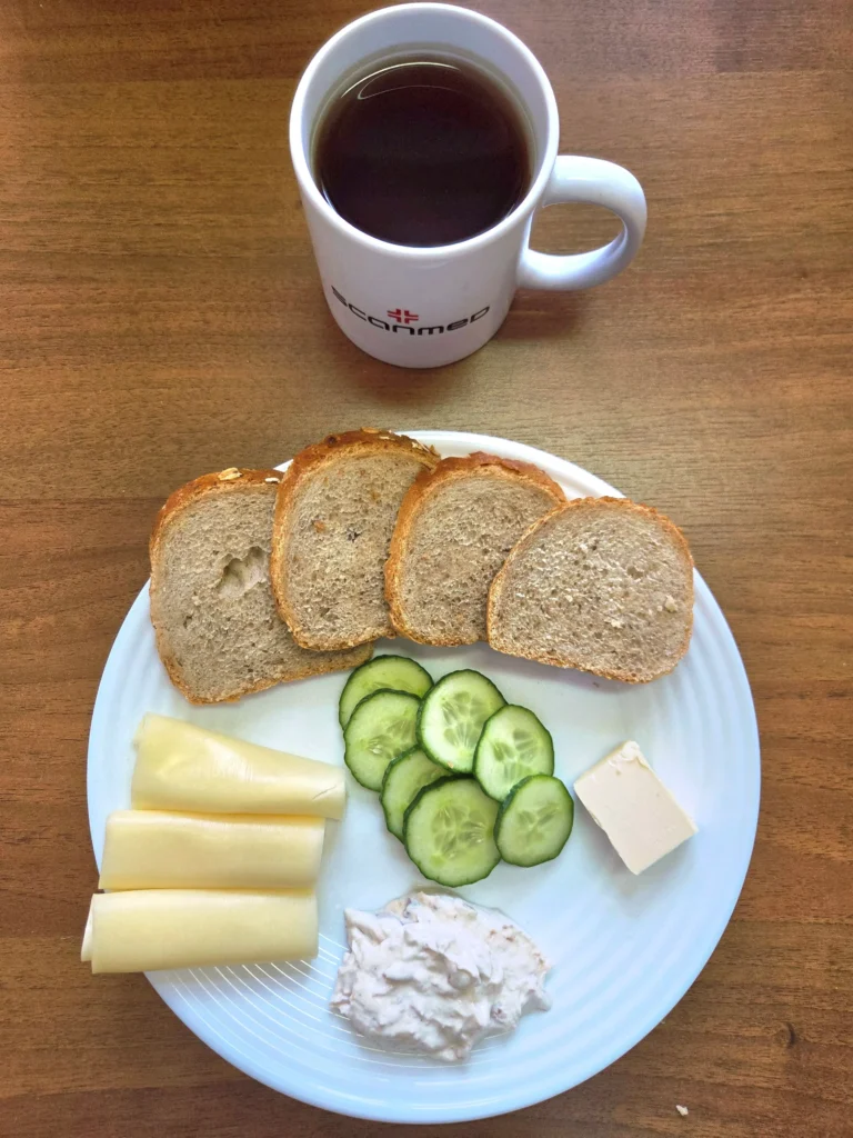 śniadanie dieta o kontrolowanej zawartości kwasów tłuszczowych: chleb mieszany z płatkami owsianymi 70g, margaryna miękka 10g, pasta z tuńczyka 90g, ser żółty 40g, ogórek zielony 40g, herbata czarna
A: 1,4,7 śniadanie dieta o kontrolowanej zawartości kwasów tłuszczowych: chleb mieszany z płatkami owsianymi 70g, margaryna miękka 10g, pasta z tuńczyka 90g, ser żółty 40g, ogórek zielony 40g, herbata czarna
A: 1,4,7