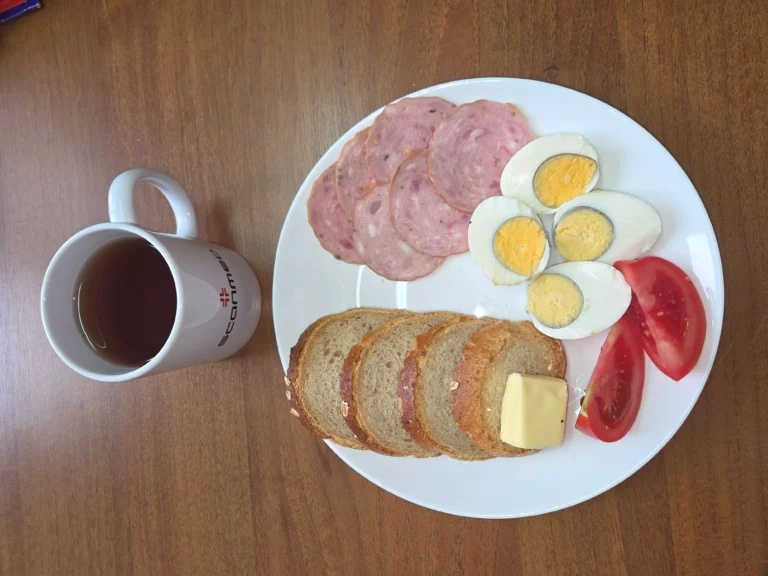 śniadanie dieta o kontrolowanej zawartości kwasów tłuszczowych: chleb mieszany z płatkami owsianymi 70g, margaryna miękka 10g, jajka gotowane na twardo 2 szt., wędlina 60g, pomidor 60g, herbata czarna
A: 1,3,7 śniadanie dieta o kontrolowanej zawartości kwasów tłuszczowych: chleb mieszany z płatkami owsianymi 70g, margaryna miękka 10g, jajka gotowane na twardo 2 szt., wędlina 60g, pomidor 60g, herbata czarna
A: 1,3,7