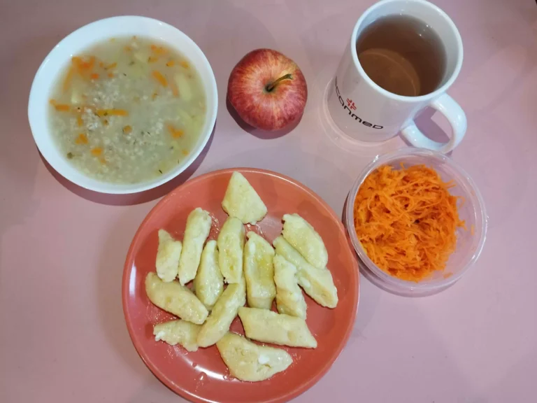 Obiad: dieta łatwostrawna
zupa krupnik 450ml, kluski leniwe 250g, surówka z marchewki i brzoskwini 100g, woda z sokiem owocowym, jabłko
A: 1,3,7
Obiad: dieta łatwostrawna
zupa krupnik 450ml, kluski leniwe 250g, surówka z marchewki i brzoskwini 100g, woda z sokiem owocowym, jabłko
A: 1,3,7