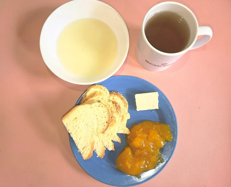 śniadanie dieta łatwostrawna: kasza manna na wodzie 150ml, chałka drożdżowa z kruszonką 100g, margaryna miękka 10g, dżem 50g, herbata czarna
A: 1,3,7
śniadanie dieta łatwostrawna: kasza manna na wodzie 150ml, chałka drożdżowa z kruszonką 100g, margaryna miękka 10g, dżem 50g, herbata czarna
A: 1,3,7