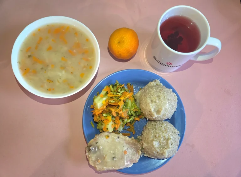 obiad dieta łatwostrawna: zupa krupnik ryżowy 450ml, mięso wieprzowe pieczone w kawałku 100g, kasza jęczmienna 150g, warzywa gotowane 150g, woda z sokiem owocowym, mandarynka
A: 1 obiad dieta łatwostrawna: zupa krupnik ryżowy 450ml, mięso wieprzowe pieczone w kawałku 100g, kasza jęczmienna 150g, warzywa gotowane 150g, woda z sokiem owocowym, mandarynka
A: 1