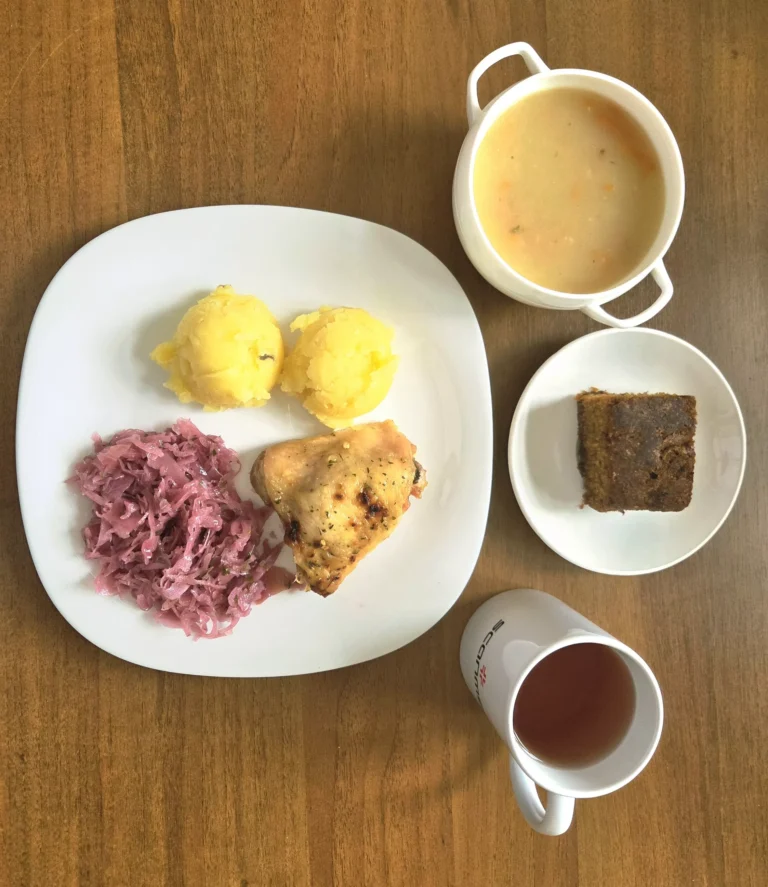 obiad dieta podstawowa: zupa jarzynowa 450ml, udko pieczone z kurczaka 120g, ziemniaki gotowane 150g, kapusta czerwona na ciepło 125g, woda z sokiem malinowym, ciasto dyniowe
A: 1,3,9
obiad dieta podstawowa: zupa jarzynowa 450ml, udko pieczone z kurczaka 120g, ziemniaki gotowane 150g, kapusta czerwona na ciepło 125g, woda z sokiem malinowym, ciasto dyniowe
A: 1,3,9