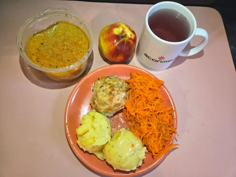 obiad dieta łatwostrawna: zupa ryżowa 450ml, ziemniaki gotowane 150g kotlet mielony drobiowo-wieprzowy duszony w sosie koperkowym 120g, surówka z tartej marchewki 110g, woda z sokiem owocowym, jabłko
A: 1,3 obiad dieta łatwostrawna: zupa ryżowa 450ml, ziemniaki gotowane 150g kotlet mielony drobiowo-wieprzowy duszony w sosie koperkowym 120g, surówka z tartej marchewki 110g, woda z sokiem owocowym, jabłko
A: 1,3