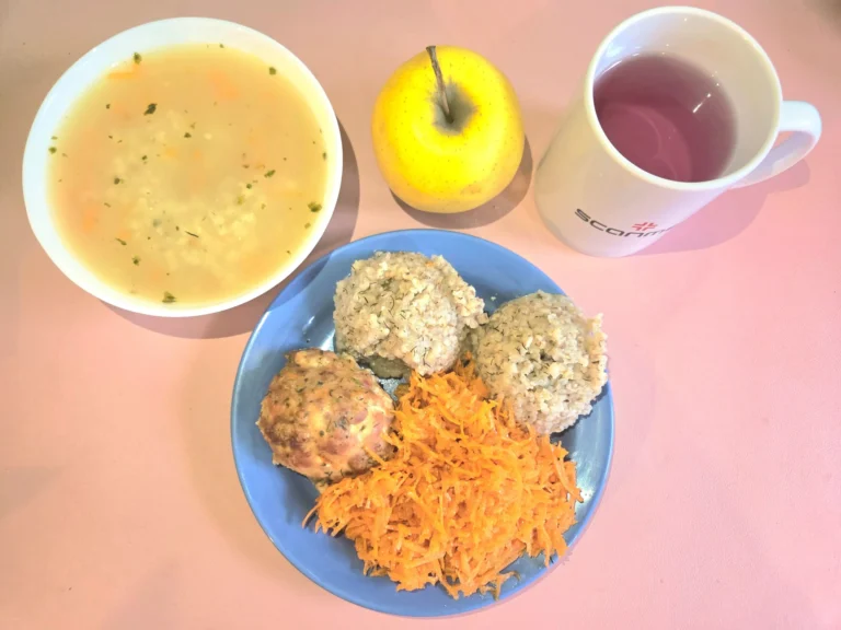 obiad dieta z ograniczeniem łatwo przyswajalnych węglowodanów: zupa ryżowa 450ml, kotlet mielony drobiowo-wieprzowy duszony w sosie koperkowym 120g, kasza jęczmienna 150g, surówka z marchewki 125g, woda z sokiem malinowym
obiad dieta z ograniczeniem łatwo przyswajalnych węglowodanów: zupa ryżowa 450ml, kotlet mielony drobiowo-wieprzowy duszony w sosie koperkowym 120g, kasza jęczmienna 150g, surówka z marchewki 125g, woda z sokiem malinowym