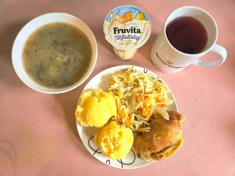 Obiad: dieta podstawowa
zupa pieczarkowa 450ml, udko z kurczaka pieczone 120g, ziemniaki gotowane 150g, surówa z kapusty białej 110g, woda z sokiem owocowym, jogurt owocowy
A: 1,7
Obiad: dieta podstawowa
zupa pieczarkowa 450ml, udko z kurczaka pieczone 120g, ziemniaki gotowane 150g, surówa z kapusty białej 110g, woda z sokiem owocowym, jogurt owocowy
A: 1,7