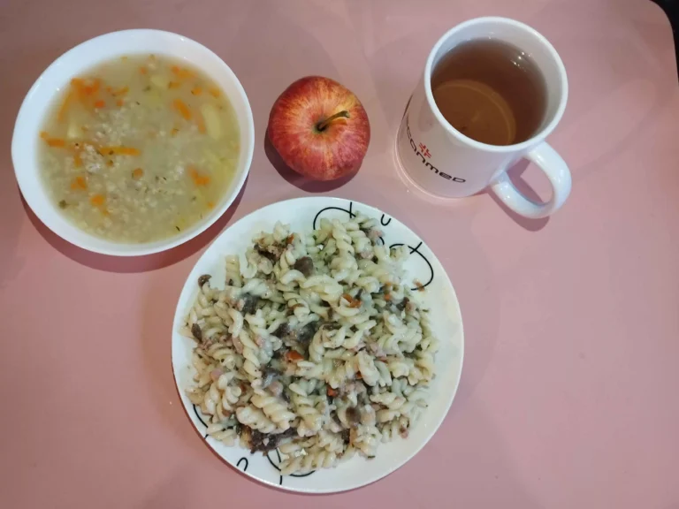 Obiad: dieta podstawowa
zupa krupnik 450ml, zapiekanka makaronowa z pieczarkami i szynką w sosie beszamelowym 350g, woda z sokiem owocowym, jabłko
A: 1,3,7
Obiad: dieta podstawowa
zupa krupnik 450ml, zapiekanka makaronowa z pieczarkami i szynką w sosie beszamelowym 350g, woda z sokiem owocowym, jabłko
A: 1,3,7