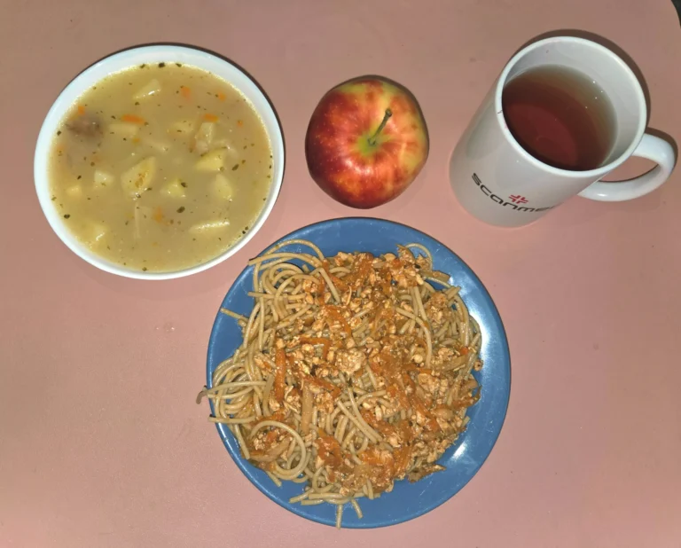 obiad dieta podstawowa: zupa zalewajka 450ml, spaghetti z mięsem mielonym drobiowym 350g, woda z sokiem owocowym, jabłko
A: 1,3 obiad dieta podstawowa: zupa zalewajka 450ml, spaghetti z mięsem mielonym drobiowym 350g, woda z sokiem owocowym, jabłko
A: 1,3