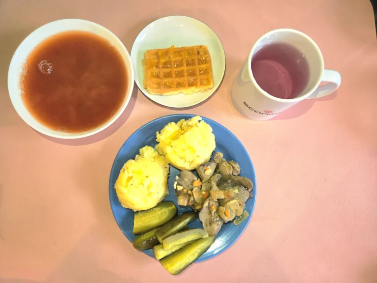 obiad dieta podstawowa: barszcz czerwony 450ml, wątóbka drobiowa smażona z cebulą 100g, ziemniaki gotowane 150g, ogórek kiszony 80g, woda z sokiem owocowym, gofr z dżemem
A: 1,3,7 obiad dieta podstawowa: barszcz czerwony 450ml, wątóbka drobiowa smażona z cebulą 100g, ziemniaki gotowane 150g, ogórek kiszony 80g, woda z sokiem owocowym, gofr z dżemem
A: 1,3,7