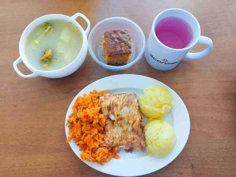 Obiad: dieta podstawowa
zupa brokułowa 450ml, ryba smażona w panierce 110g, ziemniaki gotowane 150g, marchew gotowana 100g, woda z sokiem owocowym, ciasto dyniowe
A: 1,3,4
Obiad: dieta podstawowa
zupa brokułowa 450ml, ryba smażona w panierce 110g, ziemniaki gotowane 150g, marchew gotowana 100g, woda z sokiem owocowym, ciasto dyniowe
A: 1,3,4