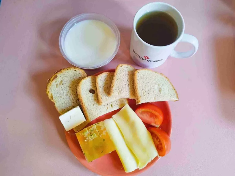 Śniadanie: dieta podstawowa
chleb pszenny 60g, chleb mieszany z płatkami owsianymi 20g, owsianka na mleku 150ml, margaryna miękka 10g, galaretka drobiowa 100g, ser żółty 40g, pomidor 50g, herbata czarna
A: 1,7
Śniadanie: dieta podstawowa
chleb pszenny 60g, chleb mieszany z płatkami owsianymi 20g, owsianka na mleku 150ml, margaryna miękka 10g, galaretka drobiowa 100g, ser żółty 40g, pomidor 50g, herbata czarna
A: 1,7