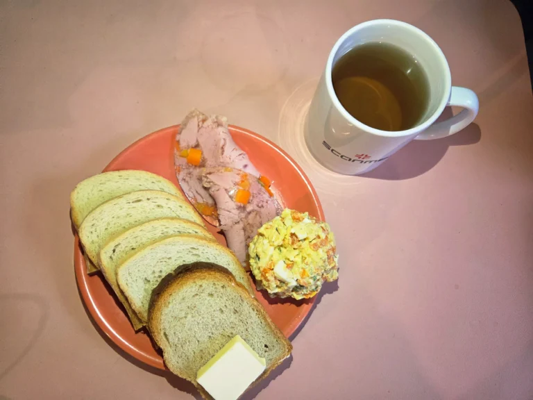 śniadanie dieta podstawowa: chleb pszenny 60g, chleb mieszany z płatkami owsianymi 20g, margaryna miękka 10g, wędlina 60g, sałatka jarzynowa 100g, herbata czarna
A 1,3,7,9 śniadanie dieta podstawowa: chleb pszenny 60g, chleb mieszany z płatkami owsianymi 20g, margaryna miękka 10g, wędlina 60g, sałatka jarzynowa 100g, herbata czarna
A 1,3,7,9