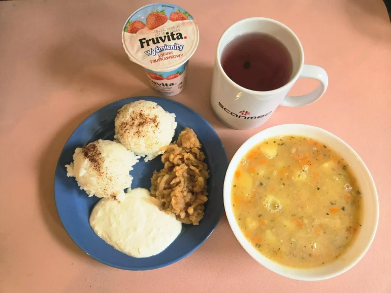 obiad dieta podstawowa: zupa grochowa 450ml, ryż z cynamonem, jabłkiem i serkiem 250g, woda z sokiem owocowym, jogurt owocowy
A: 1,7 obiad dieta podstawowa: zupa grochowa 450ml, ryż z cynamonem, jabłkiem i serkiem 250g, woda z sokiem owocowym, jogurt owocowy
A: 1,7