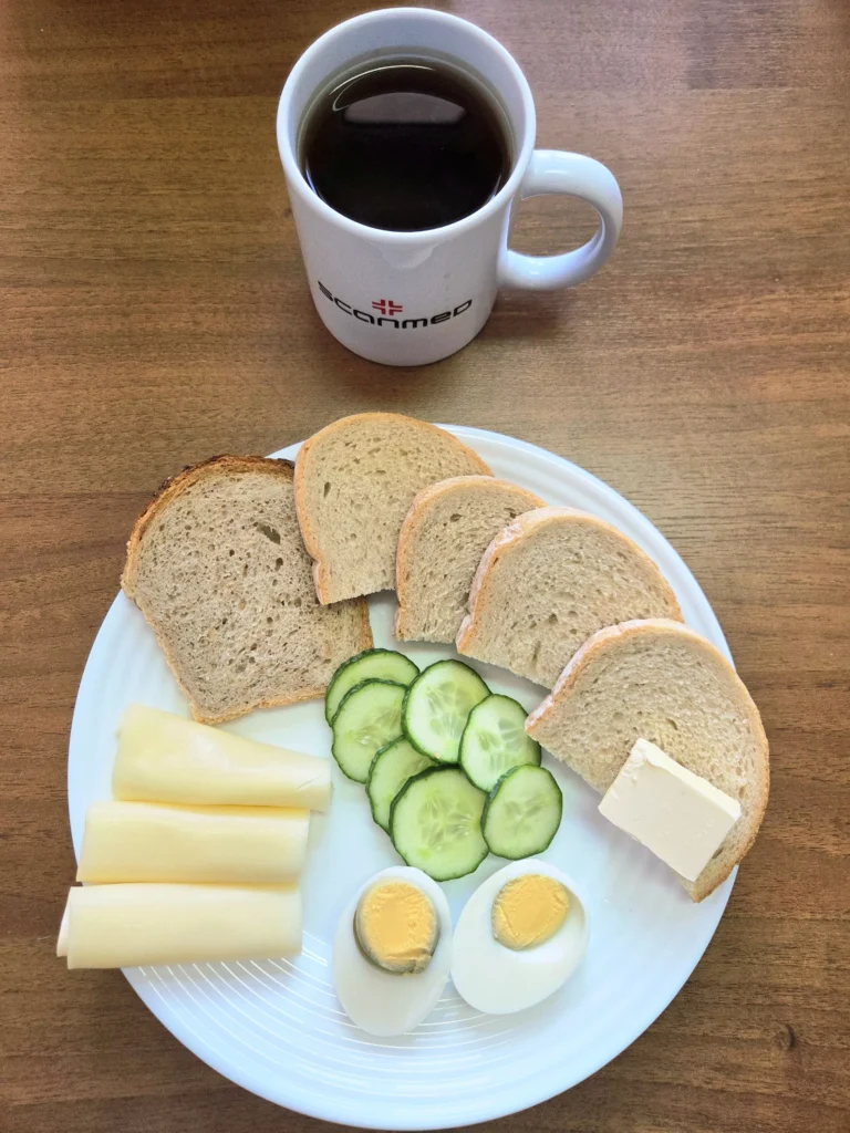 śniadanie dieta podstawowa: chleb pszenny 60g, chleb mieszany z płatkami owsianymi 20g, margaryna miękka 10g, jajko na twardo, ser żółty 40g, ogórek zielony 40g, herbata czarna
A: 1,3,7
śniadanie dieta podstawowa: chleb pszenny 60g, chleb mieszany z płatkami owsianymi 20g, margaryna miękka 10g, jajko na twardo, ser żółty 40g, ogórek zielony 40g, herbata czarna
A: 1,3,7