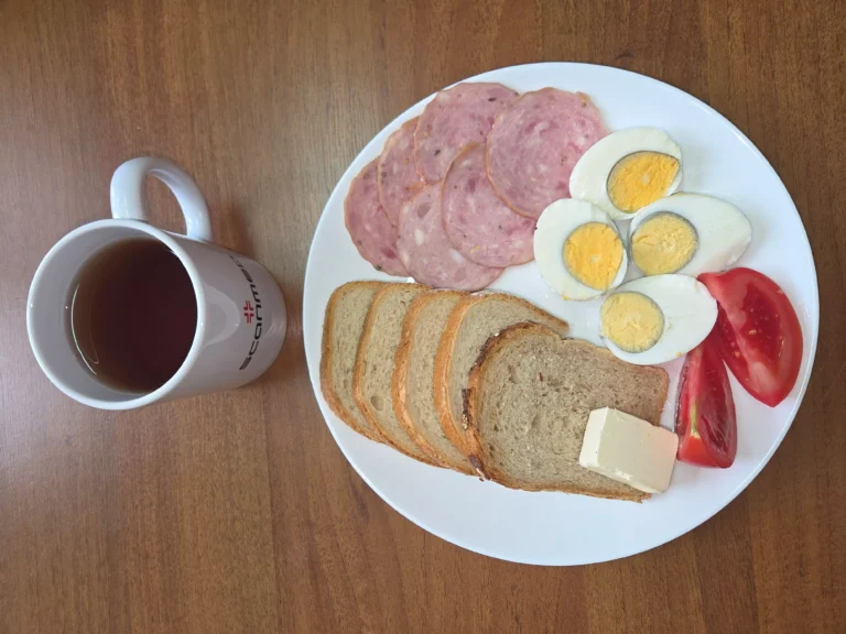 śniadanie dieta podstawowa: chleb pszenny 60g, chleb mieszany z płatkami owsianymi 20g, margaryna miękka 10g, jajka gotowane na twardo 2 szt., wędlina 60g, pomidor 60g, herbata czarna
A: 1,3,7 śniadanie dieta podstawowa: chleb pszenny 60g, chleb mieszany z płatkami owsianymi 20g, margaryna miękka 10g, jajka gotowane na twardo 2 szt., wędlina 60g, pomidor 60g, herbata czarna
A: 1,3,7