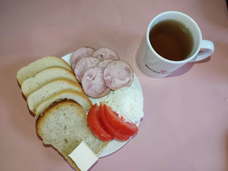 Śniadanie: dieta podstawowa
chleb pszenny 60g, chleb meszany z płatkami owsianymi 20g, margaryna miękka 10g, wędlina 60g, twarożek 100g, pomidor, czarna herbata
A: 1,7
Śniadanie: dieta podstawowa
chleb pszenny 60g, chleb meszany z płatkami owsianymi 20g, margaryna miękka 10g, wędlina 60g, twarożek 100g, pomidor, czarna herbata
A: 1,7