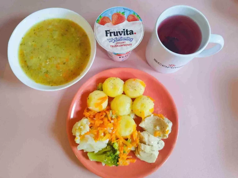 Obiad: dieta podstawowa
zupa grochowa 450ml, kluski śląskie 150g, potrawka z kurczaka z warzywami 150g, woda z sokiem owocowym, jogurt owocowy
A: 1,3,7
Obiad: dieta podstawowa
zupa grochowa 450ml, kluski śląskie 150g, potrawka z kurczaka z warzywami 150g, woda z sokiem owocowym, jogurt owocowy
A: 1,3,7