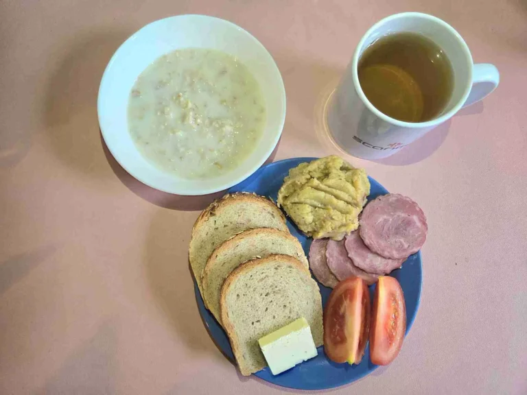 Śniadanie: dieta z ograniczeniem łatwoprzyswajalnych węglowodanów
chleb mieszany z płatkami owsianymi 70g, margaryna miękka 10g, pasta z soczewicy 90g, wędlina wieprzowa 40g, pomidor 60g, owsianka na mleku 150ml, herbata czarna
A: 1,7
Śniadanie: dieta z ograniczeniem łatwoprzyswajalnych węglowodanów
chleb mieszany z płatkami owsianymi 70g, margaryna miękka 10g, pasta z soczewicy 90g, wędlina wieprzowa 40g, pomidor 60g, owsianka na mleku 150ml, herbata czarna
A: 1,7