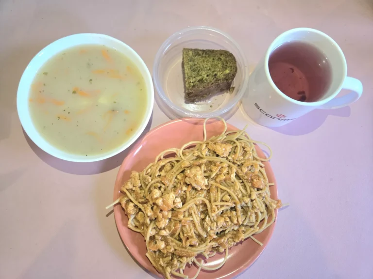 obiad dieta z ograniczeniem łatwo przyswajalnych węglowodanów: zupa zalewajka 450ml, spaghetti pełnoziarniste z mięsem mielonym drobiowym 350g, ciasto szpinakowe
A: 1,3
