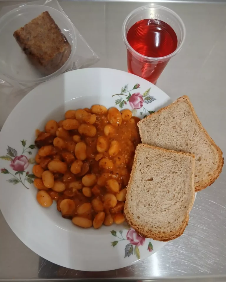 obiad dieta z ograniczeniem łatwo przyswajalnych węglowodanów:  zupa jarzynowa 450 ml, fasolka po bretońsku 300 g, chleb mieszany z płatkami owsianymi 60 g, woda z sokiem malinowym, ciasto marchewkowe
A: 1,3,9
