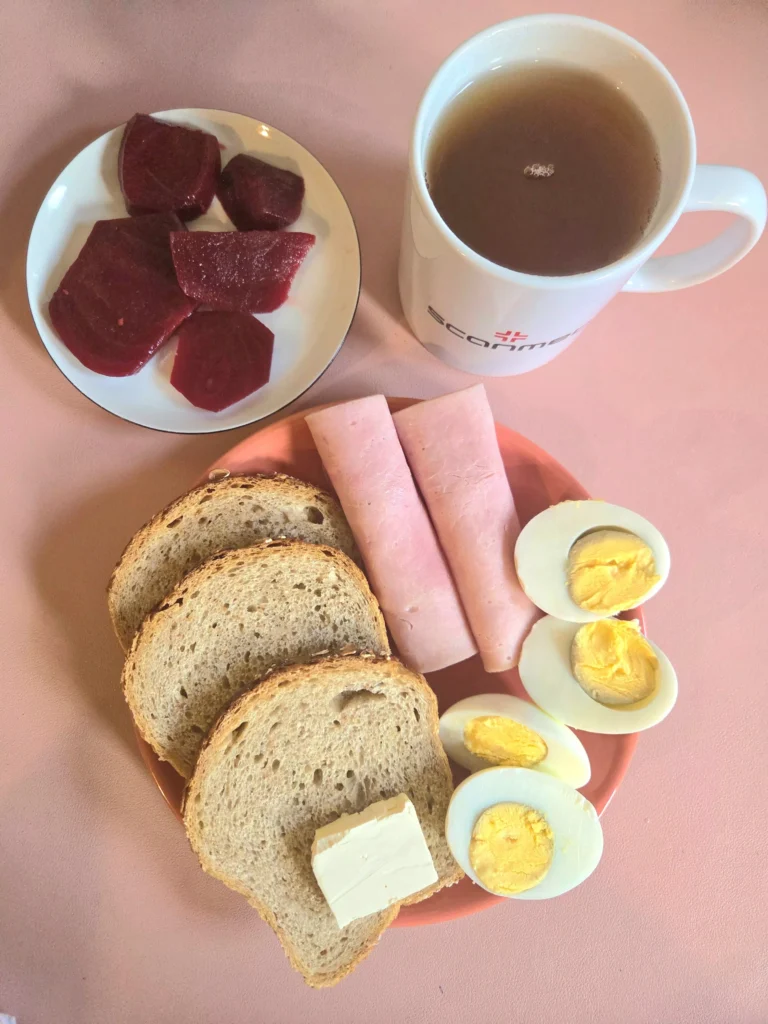 śniadanie dieta z ograniczeniem łatwo przyswajalnych węglowodanów: chleb mieszany z płatkami owsianymi 70g, margaryna miękka 10g, wędlina wieprzowa 60g, jajko na twardo 2 szt., buraki kiszone 50g, herbata czarna
A: 1,3,7 śniadanie dieta z ograniczeniem łatwo przyswajalnych węglowodanów: chleb mieszany z płatkami owsianymi 70g, margaryna miękka 10g, wędlina wieprzowa 60g, jajko na twardo 2 szt., buraki kiszone 50g, herbata czarna
A: 1,3,7