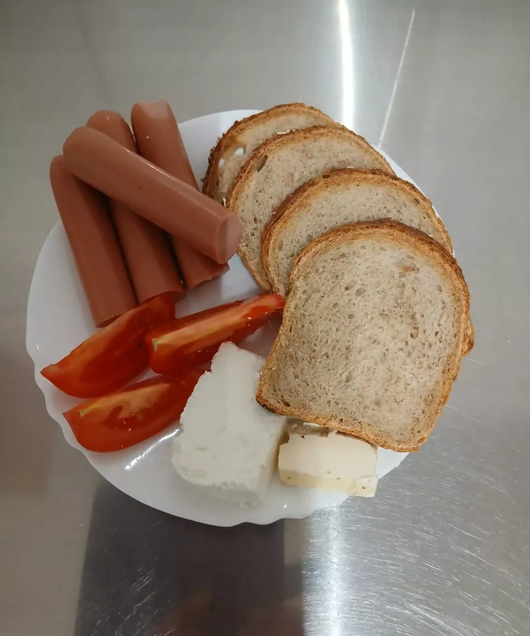 śniadanie dieta z ograniczeniem łatwo przyswajalnych węglowodanów:  chleb mieszany z płatkami owsianymi 70g, margaryna miękka 10g, wędlina drobiowa 40 g, parówki drobiowe 110 g, pomidor 60 g,  herbata czarna 
A: 1,7
