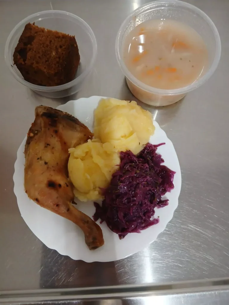 obiad dieta podstawowa: zupa jarzynowa 450ml, udko pieczone z kurczaka 120g, ziemniaki gotowane 150g, kapusta czerwona na ciepło 125g, woda z sokiem malinowym, ciasto dyniowe
A: 1,3,9 obiad dieta podstawowa: zupa jarzynowa 450ml, udko pieczone z kurczaka 120g, ziemniaki gotowane 150g, kapusta czerwona na ciepło 125g, woda z sokiem malinowym, ciasto dyniowe
A: 1,3,9