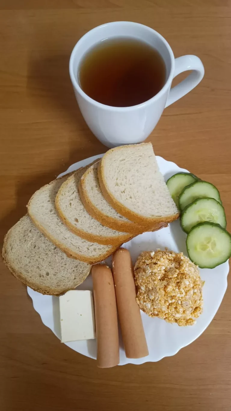 Śniadanie: dieta podstawowa
chleb pszenny 60g, chleb mieszany z płatkami owsianymi 20g, margaryna miękka 10g, parówka drobiowa 56g, pasta z makreli w pomidorach 90g, ogórek zielony 40g, herbata czarna
A: 1,4,7
Śniadanie: dieta podstawowa
chleb pszenny 60g, chleb mieszany z płatkami owsianymi 20g, margaryna miękka 10g, parówka drobiowa 56g, pasta z makreli w pomidorach 90g, ogórek zielony 40g, herbata czarna
A: 1,4,7