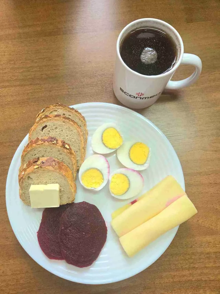 Śniadanie: dieta o kontrolowanej zawartości kwasów tłuszczowych
chleb mieszany z płatkami owsianymi 70g, margaryna miękka 10g, ser żółty gouda 40g, jajka gotowane na twardo 2 szt., buraki kiszone 50g
A: 1,3,7
Śniadanie: dieta o kontrolowanej zawartości kwasów tłuszczowych
chleb mieszany z płatkami owsianymi 70g, margaryna miękka 10g, ser żółty gouda 40g, jajka gotowane na twardo 2 szt., buraki kiszone 50g
A: 1,3,7