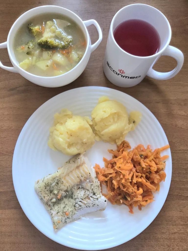 obiad dieta o kontrolowanej zawartości kwasów tłuszczowych:  zupa brokułowa 450ml, ryba pieczona 120g, ziemniaki gotowane 150g, marchew gotowana 120g, woda z sokiem malinowym
A: 1,3,4
