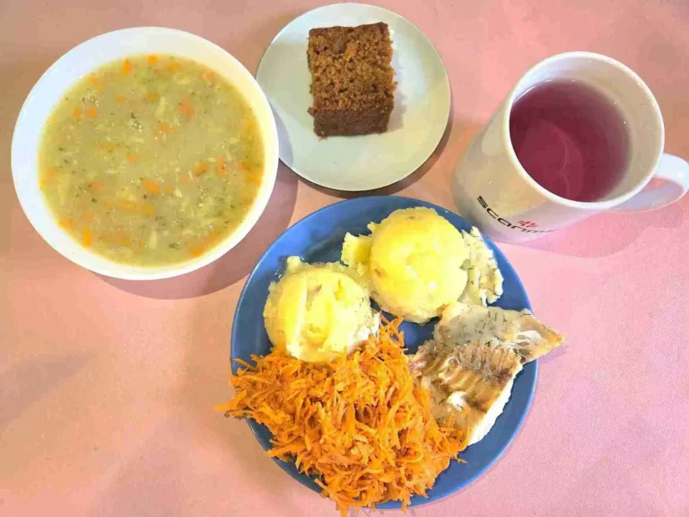 Obiad: dieta łatwostrawna
zupa brokułowa 450ml, ryba pieczona 120g, ziemniaki gotowane 150g, surówka z tartej marchewki 120g, woda z sokiem malinowym, ciasto marchewkowe
A: 1,3,4
Obiad: dieta łatwostrawna
zupa brokułowa 450ml, ryba pieczona 120g, ziemniaki gotowane 150g, surówka z tartej marchewki 120g, woda z sokiem malinowym, ciasto marchewkowe
A: 1,3,4