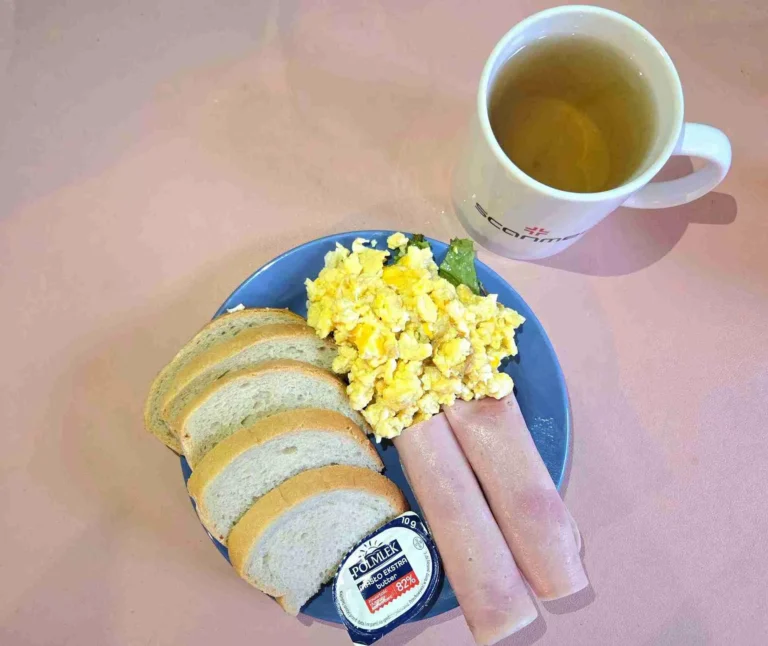 Śniadanie: dieta łatwostrawna
chleb pszenny 70g, masło 10g, wędlina wieprzowa 40g, jajecznica na wodzie z dwoch jaj 120g, sałata, herbata czarna
A: 1,3,7
Śniadanie: dieta łatwostrawna
chleb pszenny 70g, masło 10g, wędlina wieprzowa 40g, jajecznica na wodzie z dwoch jaj 120g, sałata, herbata czarna
A: 1,3,7