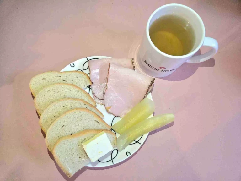 śniadanie dieta łatwostrawna: chleb pszenny 70g, margaryna miękka 10g, wędlina wieprzowa 60g, ogórek kiszony bez skóry 50g, herbata czarna
A: 1,7
