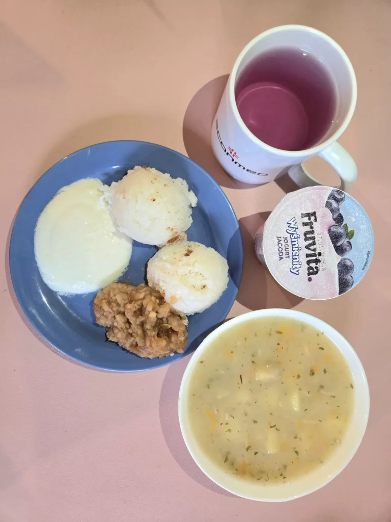 obiad dieta łatwostrawna: zupa ziemniaczana 450ml, ryż z cynamonem, jabłkiem i serkiem 300g, woda z sokiem malinowym, jogurt owocowy
A: 1,7
